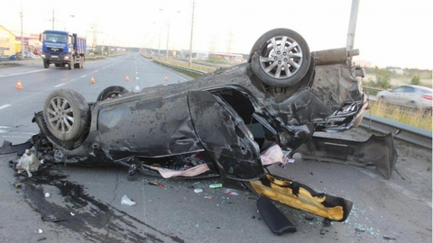 «Легла» на крышу. В Сургуте на Югорском тракте перевернулась Mazda, пострадала девушка-пассажир