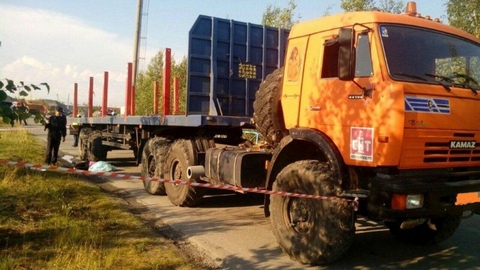 В Югре под колесами грузовика на производственной базе погибла девушка