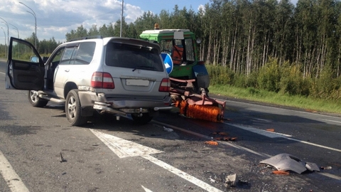 На трассе Сургут-Нижневартовск внедорожник влетел в стоящий трактор. Пострадали оба водителя