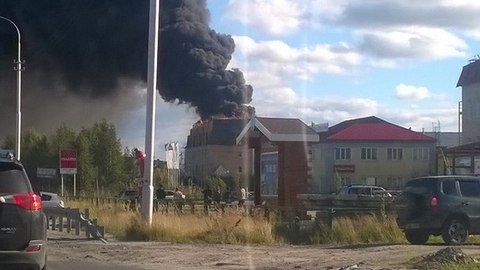 В минувшую субботу в Сургуте горели строящееся здание и автомобиль, в Югорске - дорожный каток. ФОТО