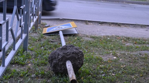 Югорские коммунальщики выплатят 100 тысяч рублей 9-летней девочке — возле дома на неё упал дорожный знак