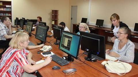 Югорские пенсионеры осваивают компьютерную грамотность. На их обучение округ выделил почти 1 млн. руб.