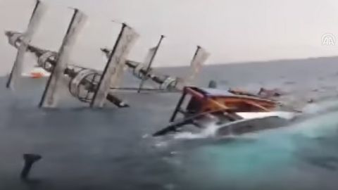 Во время шторма в Турции затонуло туристическое судно, пострадала россиянка. ВИДЕО
