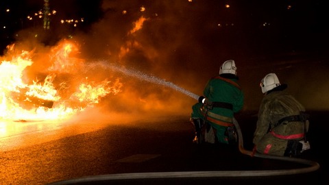 Ночью в Сургутском районе горел гусеничный кран и пиломатериалы. Пожар тушили свыше двух часов