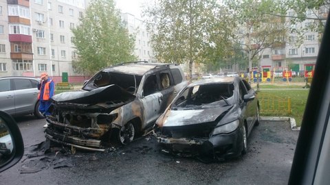 В Сургуте ночью сгорели три автомобиля. ФОТО