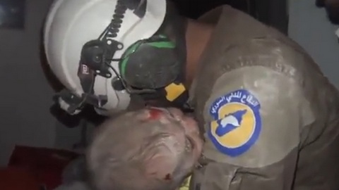 Рыдал в голос и прижимал к груди. Сирийский спасатель расплакался, вытащив из-под завалов младенца. ВИДЕО