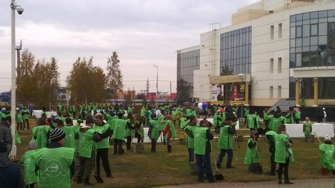Возле Сургутской филармонии появилась аллея. В городе проходит Единый день посадки деревьев. ФОТО