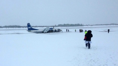 Сел «на брюхо». В Якутии самолет приземлился мимо взлетно-посадочной полосы. ФОТО