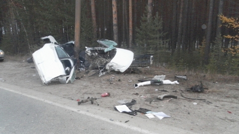 Solaris разорвало пополам: в Югре водитель влетел в фонарь и погиб, его пассажирка - в больнице. ФОТО