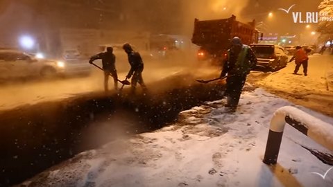 Укладывать асфальт в дождь уже банально! Ремонту дорог во Владивостоке пурга не помеха. ВИДЕО