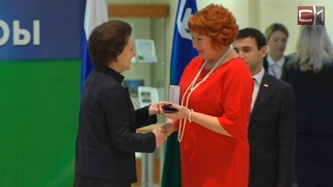 Наталья Комарова в Сургуте на Семейном совете вручила многодетным югорчанкам медали Материнской славы