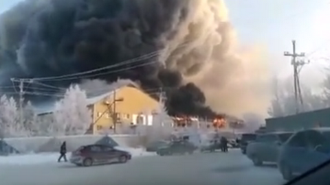К возгоранию привел ремонт грузовика. Во время пожара на производственной базе Пыть-Яха пострадали 3 рабочих. ВИДЕО
