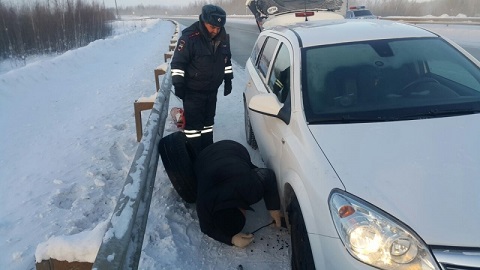 Полицейские спасли из морозного плена семью: на трассе под Нефтеюганском у их машины лопнуло колесо. ВИДЕО