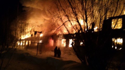 В Нефтеюганске за 2 часа полностью сгорел двухэтажный жилой дом. 40 человек остались без крова