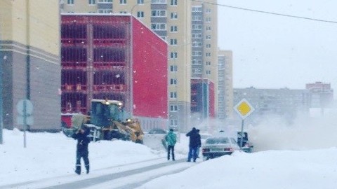 Присыпал снежком. Тушить загоревшийся автомобиль в Тюмени помогал трактор 