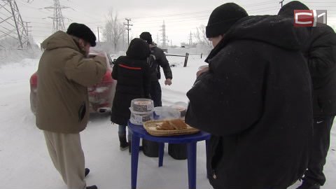 Кушать подано! Сургутские волонтеры организуют раздачу еды бездомным — в меню бывают даже торты