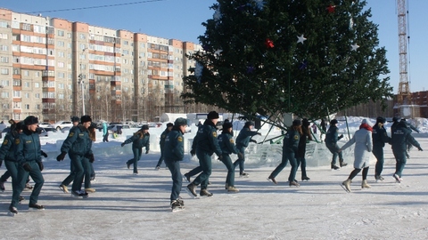 Спасатели на коньках. Сотрудники сургутского МЧС организовали флешмоб. ФОТО