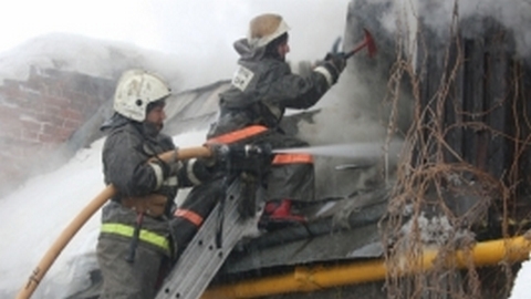 В Югре во время пожара огнеборцы спасли пенсионерку