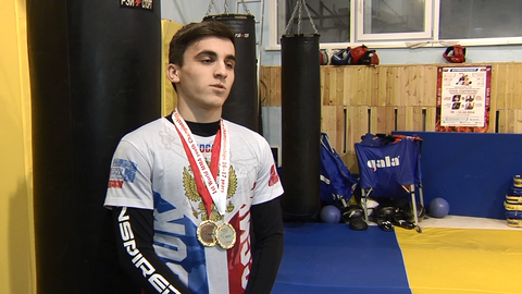Досрочная победа. 17-летний сургутянин выиграл первый юношеский ЧМ по смешанным единоборствам 
