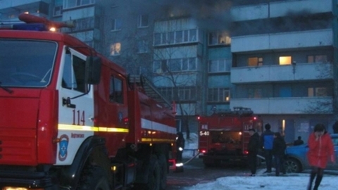 Два человека погибли на пожаре в Нефтеюганске. Двое взрослых и ребенок были спасены огнеборцами. ФОТО