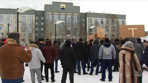 Беспредел и беззаконие! Члены гаражного кооператива Сургута провели митинг возле администрации