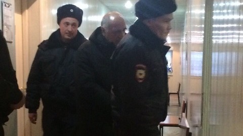 В Сургутский районный суд доставили подозреваемого в убийстве двух человек. ФОТО