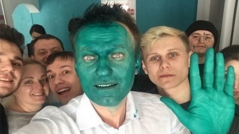 Маска, Аватар или Шрек: Навального облили зеленкой на открытии предвыборного штаба в Барнауле. ФОТО