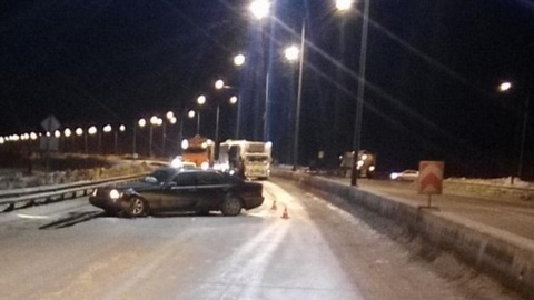 На трассе "Сургут-Нижневартовск" Mercedes протаранил бетонное ограждение, пострадали два человека