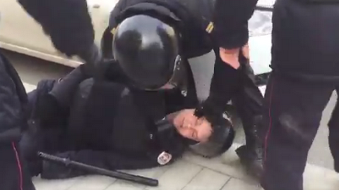 Что такое не везет. На акции в Москве пострадал полицейский - потерпевший по "болотному делу"