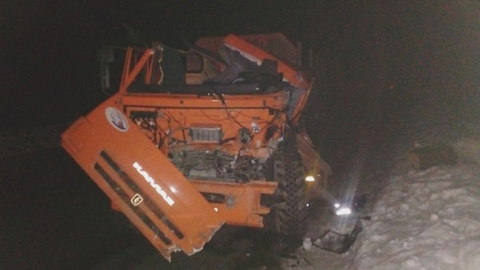 В столкновении двух КамАЗов в Нефтеюганском районе серьезно пострадал один из водителей