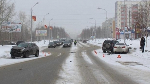 В Сургуте автоледи спровоцировала массовое ДТП: пострадали два человека