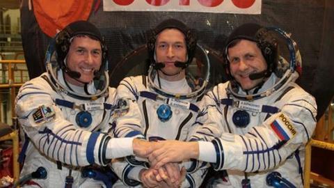 Наталья Комарова поздравила югорского космонавта Сергея Рыжикова с возвращением на Землю