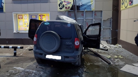 В Югорске Chevrolet Niva на полном ходу влетела в стену магазина. Водитель получил травмы
