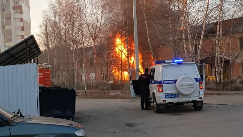 В Сургутском районе горел расселенный дом, из огня спасен щенок