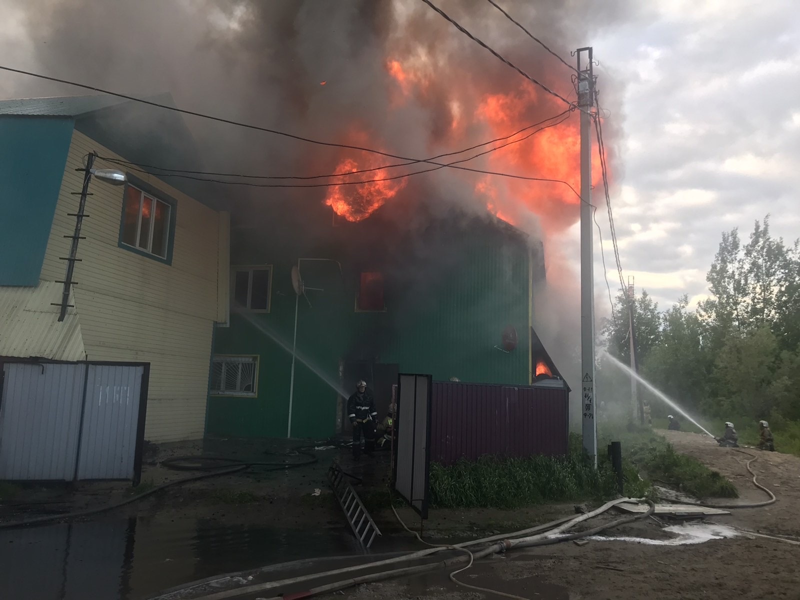 В Нижневартовске сгорел двухэтажный хостел. Есть пострадавшие. ФОТО, ВИДЕО  | 05.06.2020 | Сургут - БезФормата