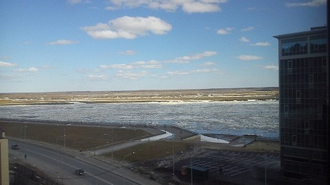 Лед тронулся на неделю раньше! На Иртыше в Ханты-Мансийске начался ледоход 