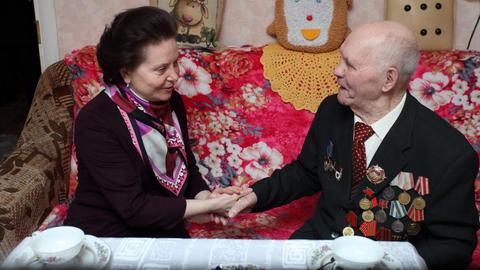 Поздравление от губернатора: Наталья Комарова встретилась с сургутским ветераном Максимом Сауниным