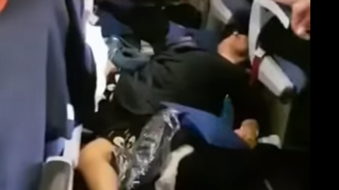 Люди летали по салону, ломая руки и ноги. Boeing, следовавший из Москвы в Бангкок, попал в зону сильной турбулентности. ВИДЕО