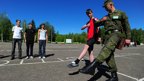 Готовят к службе в армии: югорских 10-классников отправят на учебные сборы