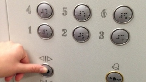 В Югре лифты в многоквартирных домах оборудуются шрифтом Брайля