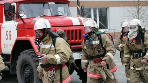 В Сургуте под утро тушили пожар в жилом доме на Пролетарском