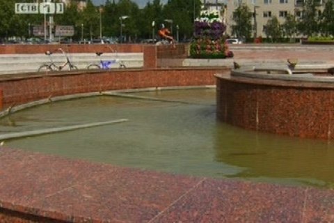В Сургуте неизвестные «разули» фонтан у администрации