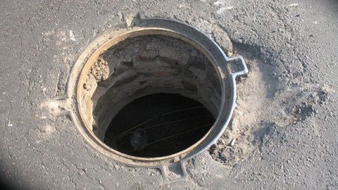 Полицейские в Сургуте поймали похитителя крышек канализационных люков