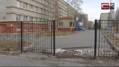 ЧП с падением забора на ребенка в Сургуте: прокуратура выявила массу нарушений на территории школы