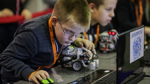 Юные инженеры Югры соревнуются в мастерстве. В Ханты-Мансийске проходят соревнования по мобильной робототехнике