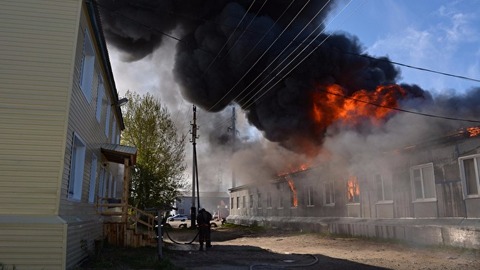 Два человека погибли при пожаре в Нижневартовске. Прокуратура и СКР ведут проверку