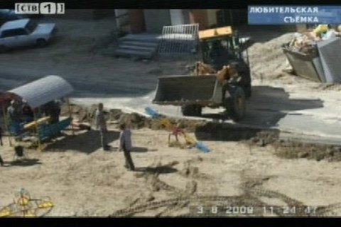 Вместо детской площадки — автостоянка