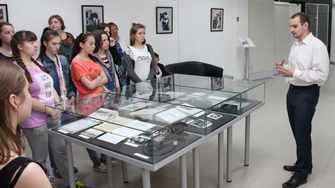Полевой телефон и советский комикс. В столице Югры открылась выставка, посвященная развитию телефонной связи