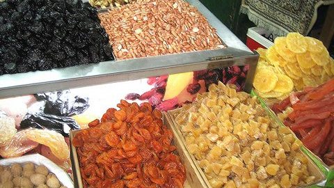 В аэропорту Сургута у пассажиров из Азербайджана и Таджикистана изъято 127 кг овощей, фруктов и орехов