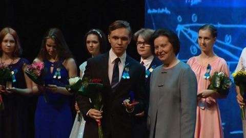 Наталья Комарова поздравила участников губернаторского бала выпускников